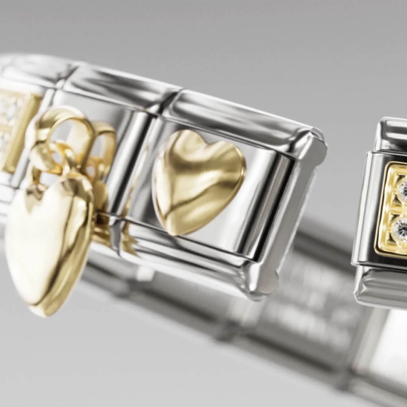 Snapping a Nomination link onto a Composable bracelet